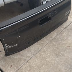 TAILGATE TOYOTA TACOMA WITH SMALL DAMAGE 2016/2023 $75 SERIOUS BUYERS PLEASE