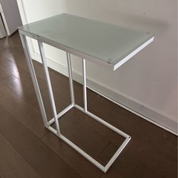 White Accent L-Table side table in white
