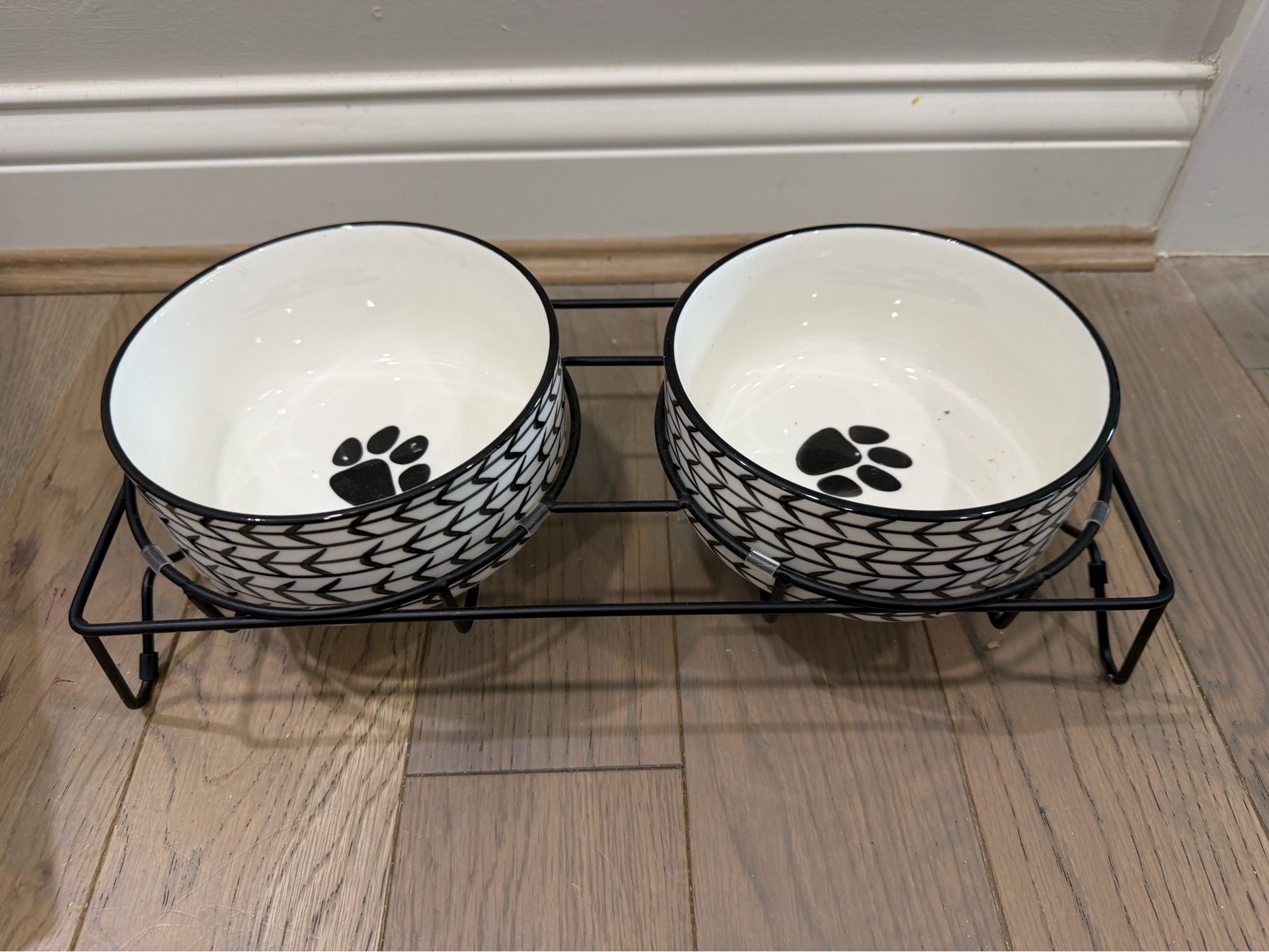 2 White Arrow Signature Ceramic Pet Bowls w/ Elevated Stand Paw Print!