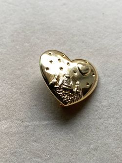 2002 Shrek Fiona Donkey Heart Shaped Gold Tone Pin Dreamworks Variety Club VTG