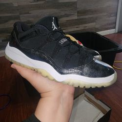 BIG KIDS' AIR JORDAN XI LOW
BLACK/WHITE Size 3y 
In great condition Used like 3 times