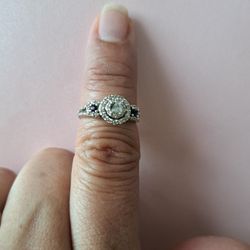 Anillo De Oro Blanco De 14k Con Piedras Blancas Y 2Azules 