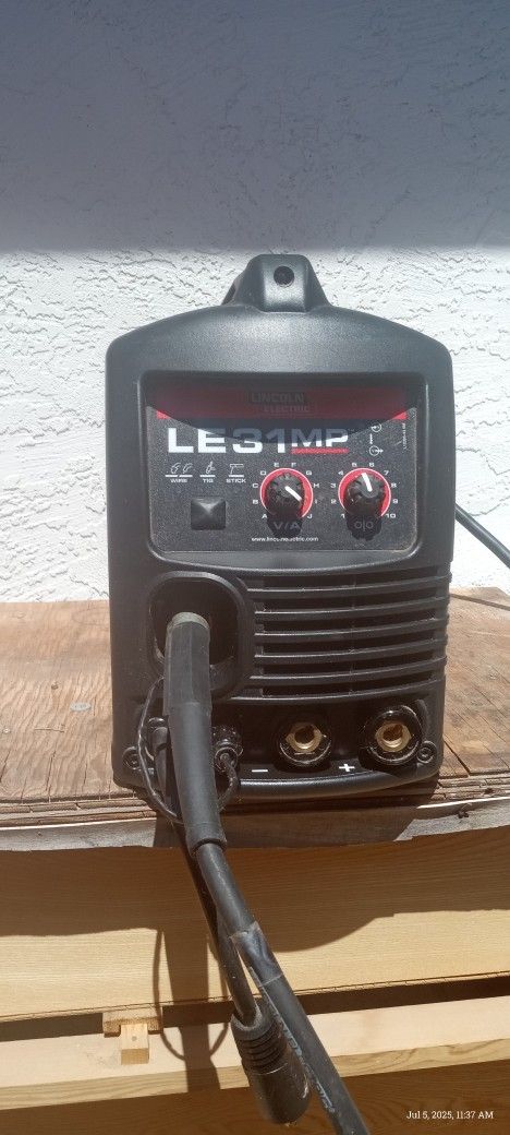 Lincoln LE31MP MIG Welder