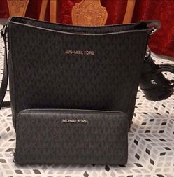 CROSSBODY MK Y CARTERA CON MONEDERO,USADA LUCE NUEVA ORIGINALES