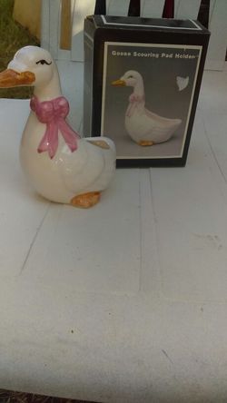 Goose scour pad holder