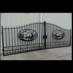 20ft Iron Wildlife Scene Driveway Gates