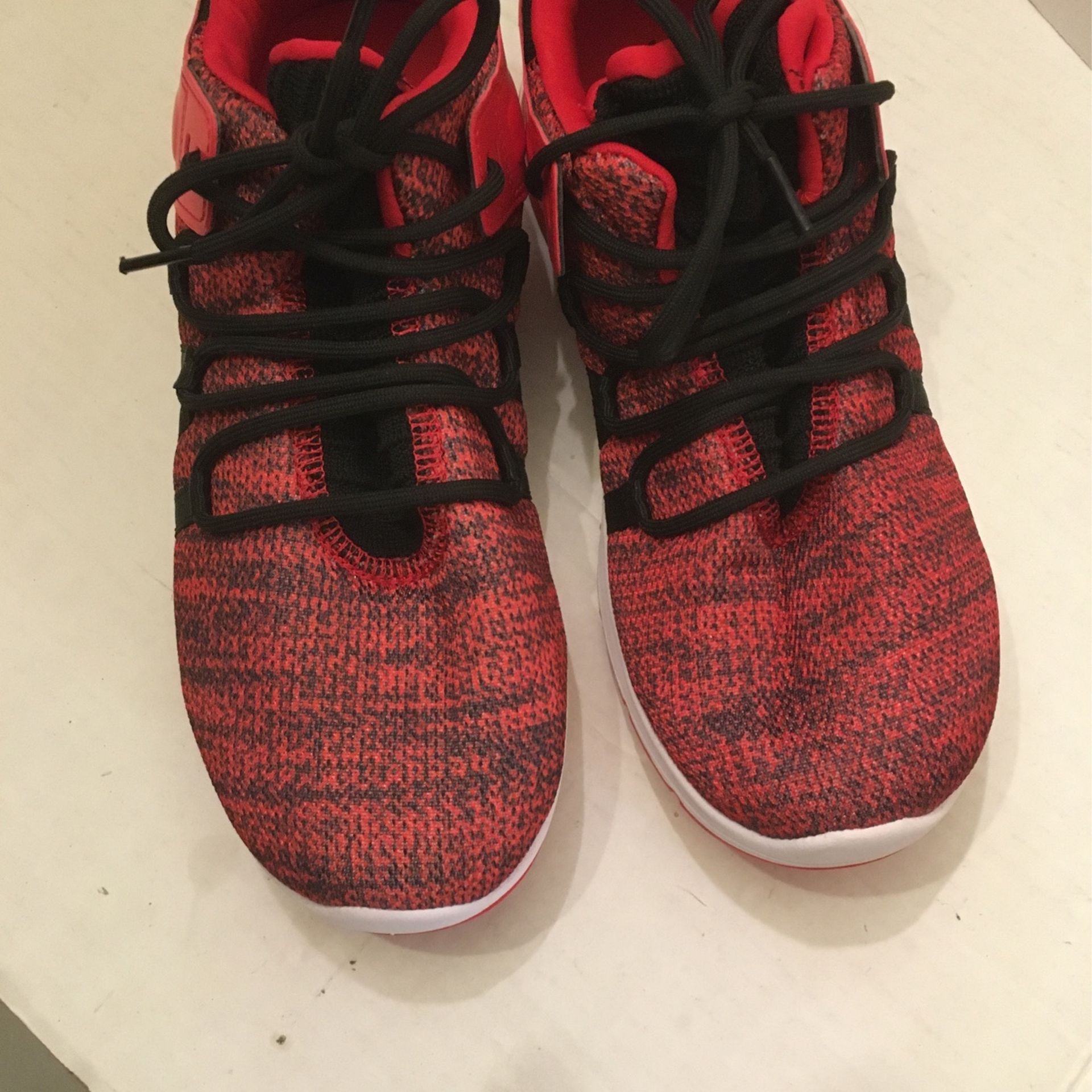 O2 AIR Adult sneakers Size 6 mint condition