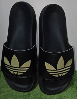 adidas Adilette Lite Slides in black, which showcase a prominent gold Trefoil logo across the upper strap.
Good condition 
Pre-owned 
Men's size 10
Pl