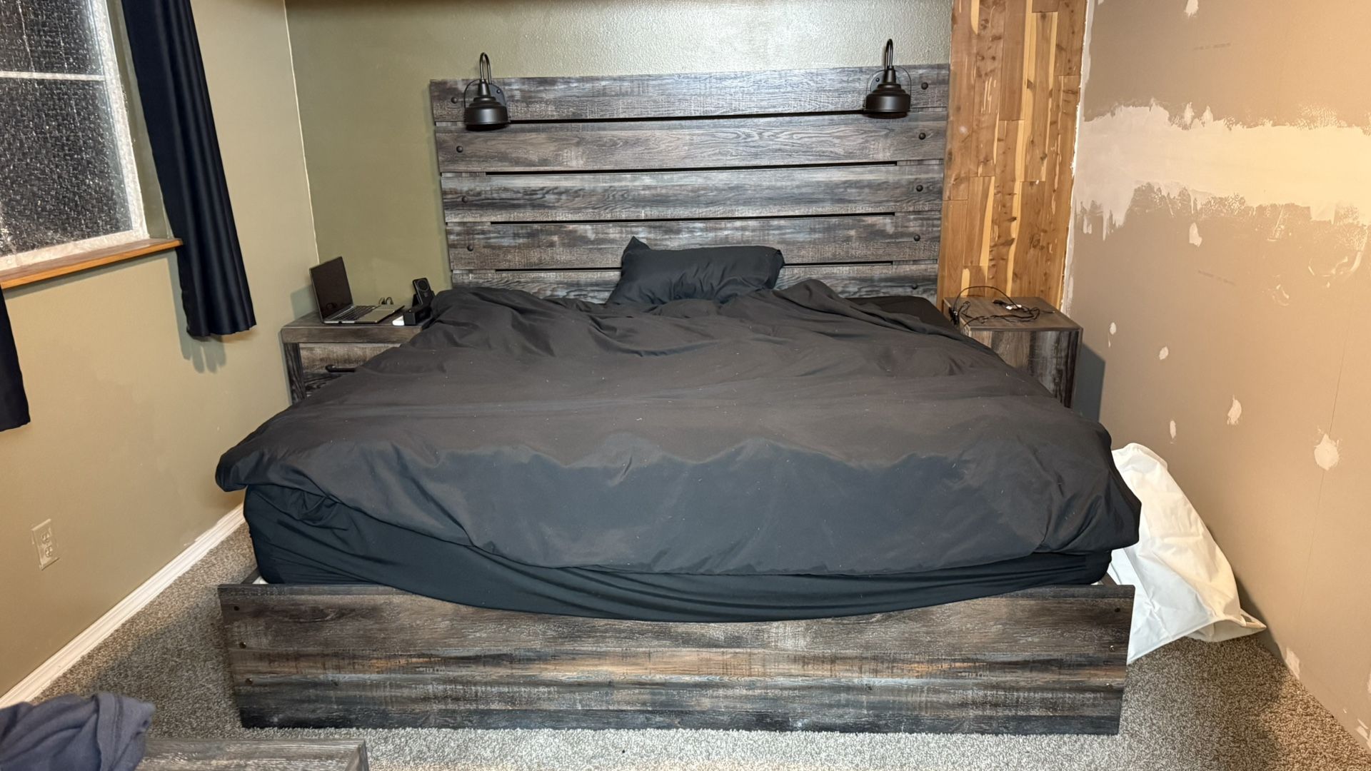 DRYSTAN King Bedroom Set