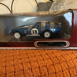 Collectible Die cast Metal Collection : 1965 Shelby Cobra Daytona Coupe  Deluxe Edition #15 (Scale 1:18)