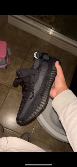 Yeezy Onyx Size 9.5