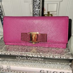 💯 Authentic Ferragamo Pink Wallet 