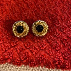 Dark Purple Stone With Gold Wreath Around The Stone