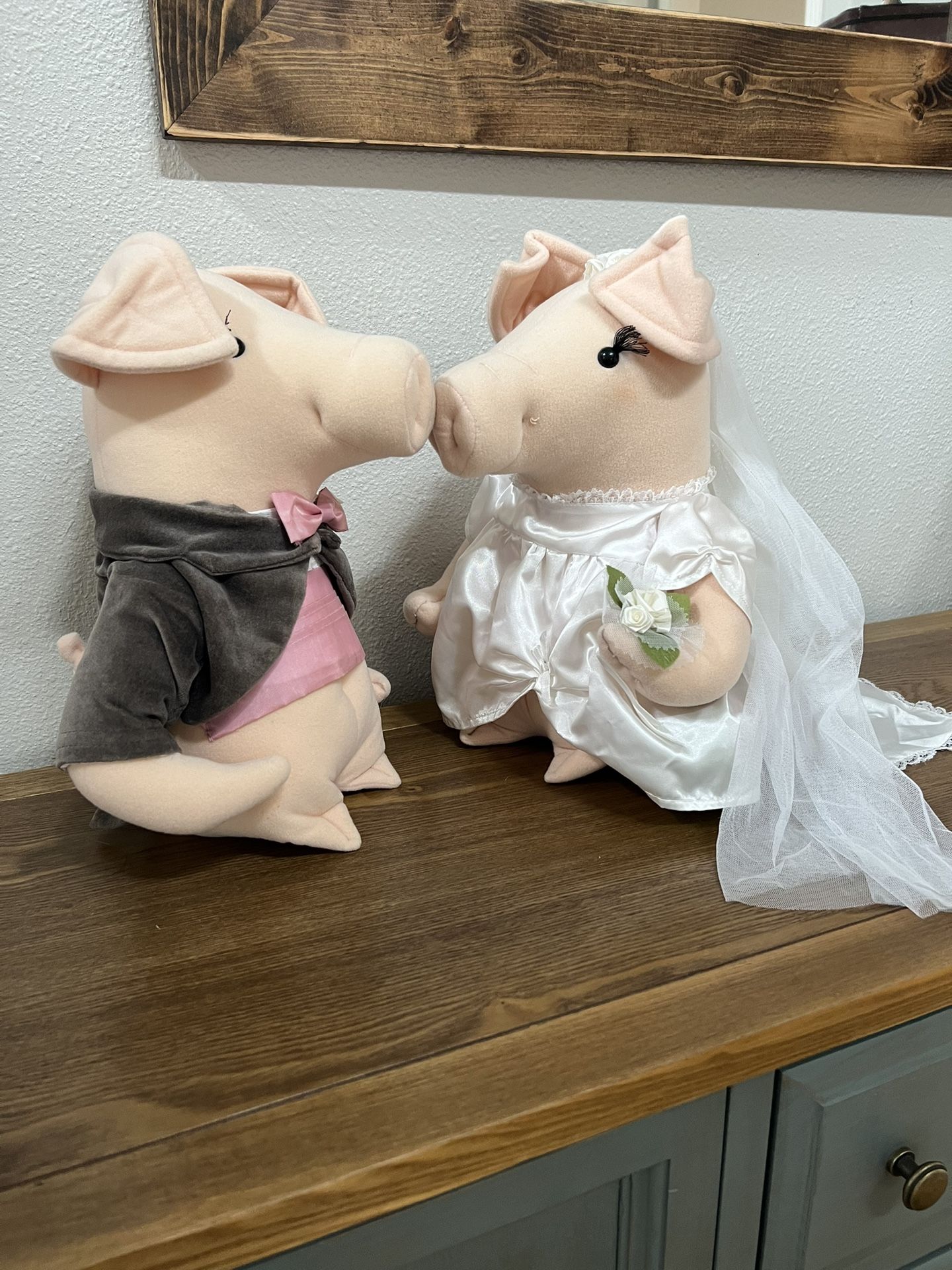 Bride and Groom Decor / Piggies