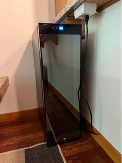 Wine refrigerator