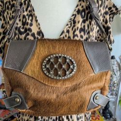 Guias Calf Fur & Leather Shoulder Bag – Brown with Brass & Swarovski Crystals

Elegant vintage-inspired shoulder bag featuring genuine brown calf hair