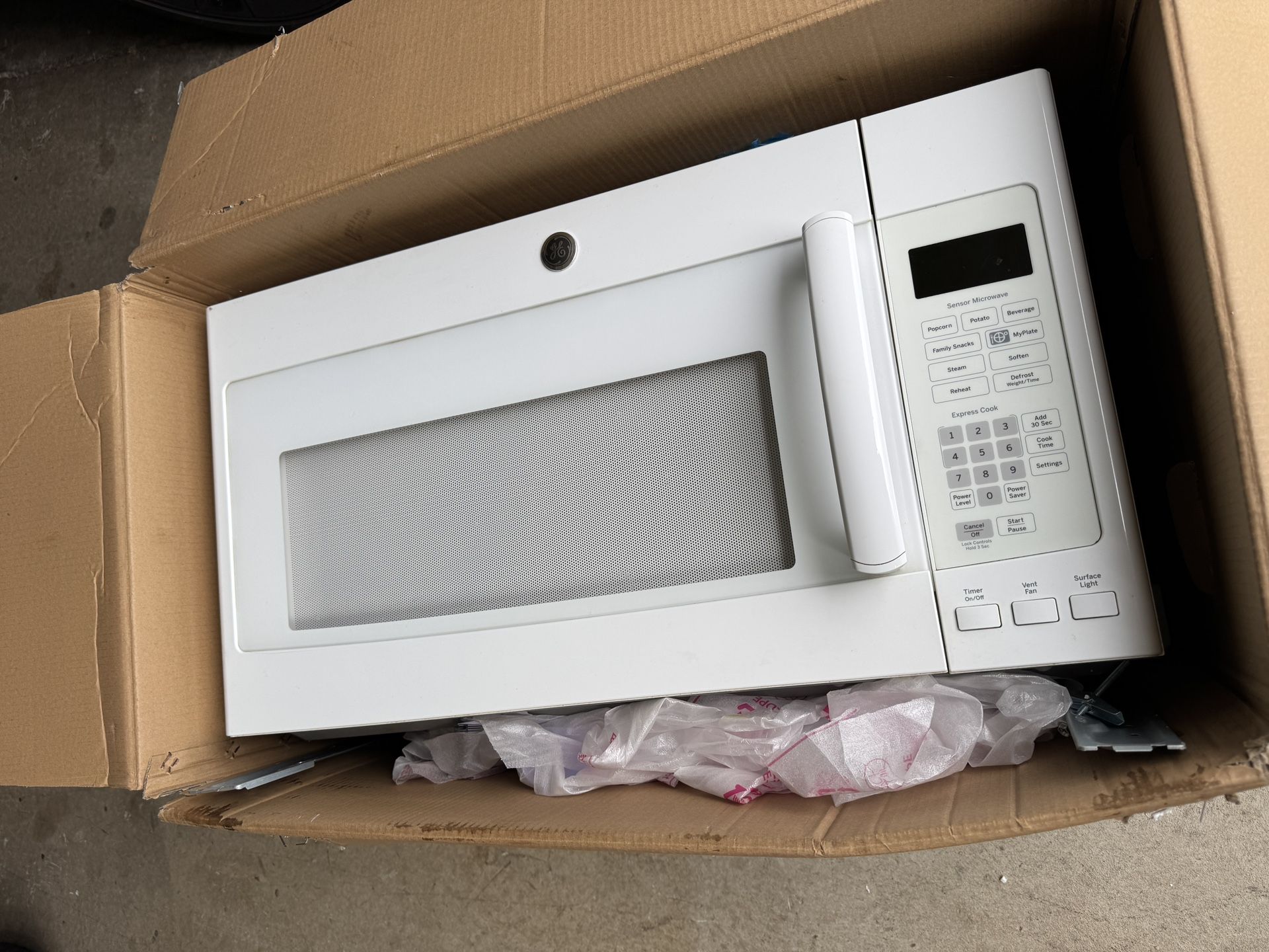GE Microwave Oven over-the-range with Vent
