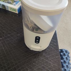 Like New Automatic Cat Feeder