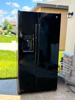 ❄️ GE Side-by-Side Refrigerator ✅ Ice Maker ✅ Water & Ice Dispenser ✅ Clean Inside and Out ✅ Works Great ✅ Large Capacity ✅ Black Finish  💲 $500  🛡️