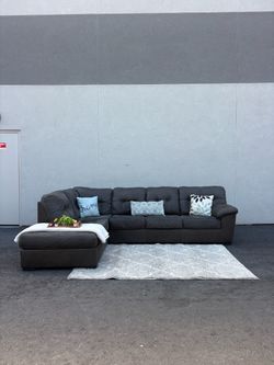 Gorgeous Gray 2pc Sectional L-Chaise Sofa (Free Delivery 🚚)