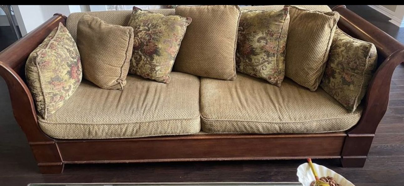 Beautiful Couch With Two Accent Chair , Excellent Condition