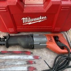 MILWAUKEE  SAWZALL 12-Amp Reciprocating Saw Kit-6519-30–Like New- 1-1/8" Stroke, Diablo Blades, 9’ Cord, Hard Case