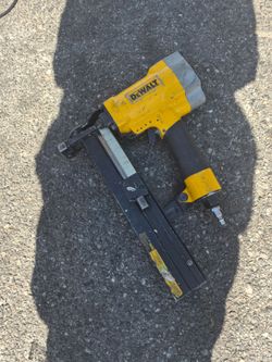 PISTOLA DE GRAPAS  MARCA DE WALT, YA NO LA NECESITO