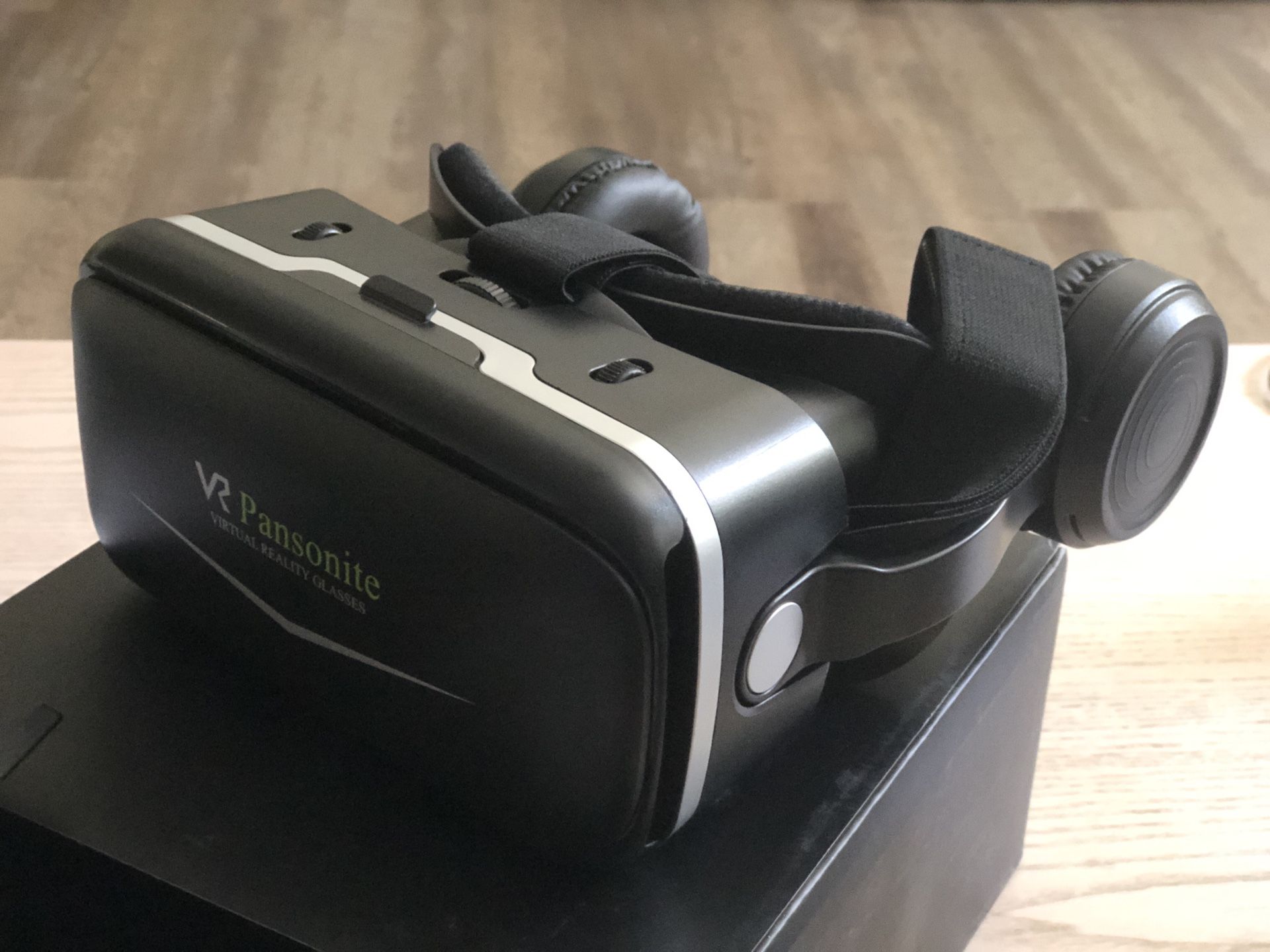 VR headset with remote control (Pansonite) (New- Never used)