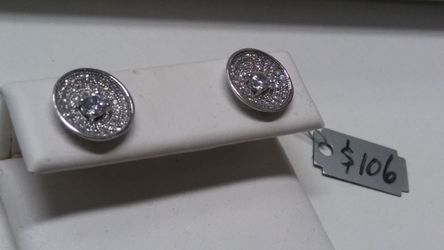 Brand new. Screw back earings