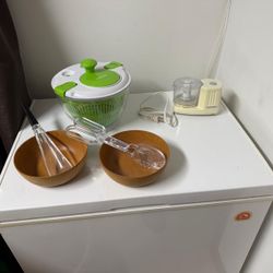 Lot Of Kitchen Help Cuisinart Lettuce Spinner Hamilton Beach Food Chopper 2 Vtg 7 1/2” Ellingets Aguitized Wood Bowls Set Of Salad Tjongs 12”