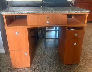 Nail desk