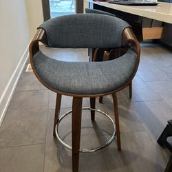 2 Rotating Bar Stools