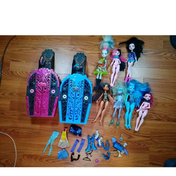 2022 Monster High Doll And Accessories Lot 7 Dolls
