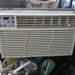 GE 8k BTUS  AIR CONDITIONER