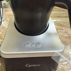 Details: Unobtrusive to a wide range of stylistic themes from rustic farmhouse to coastal or traditional, this bar-height swivel stool is a charming p