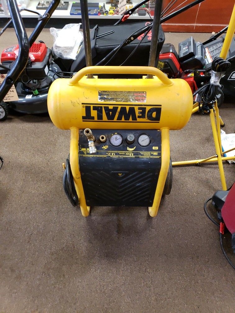 Dewalt D55146 4.5 Gallon 200psi Compressor