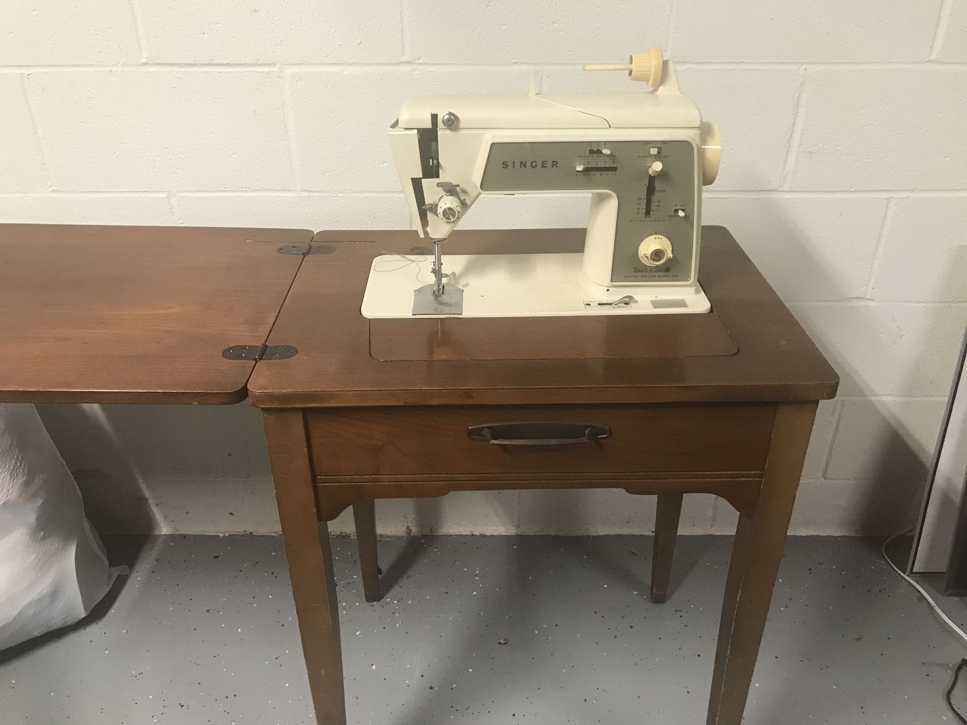 Antique Singer Sewing Machine & cabinet