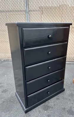 Five Drawers Dresser With Rails