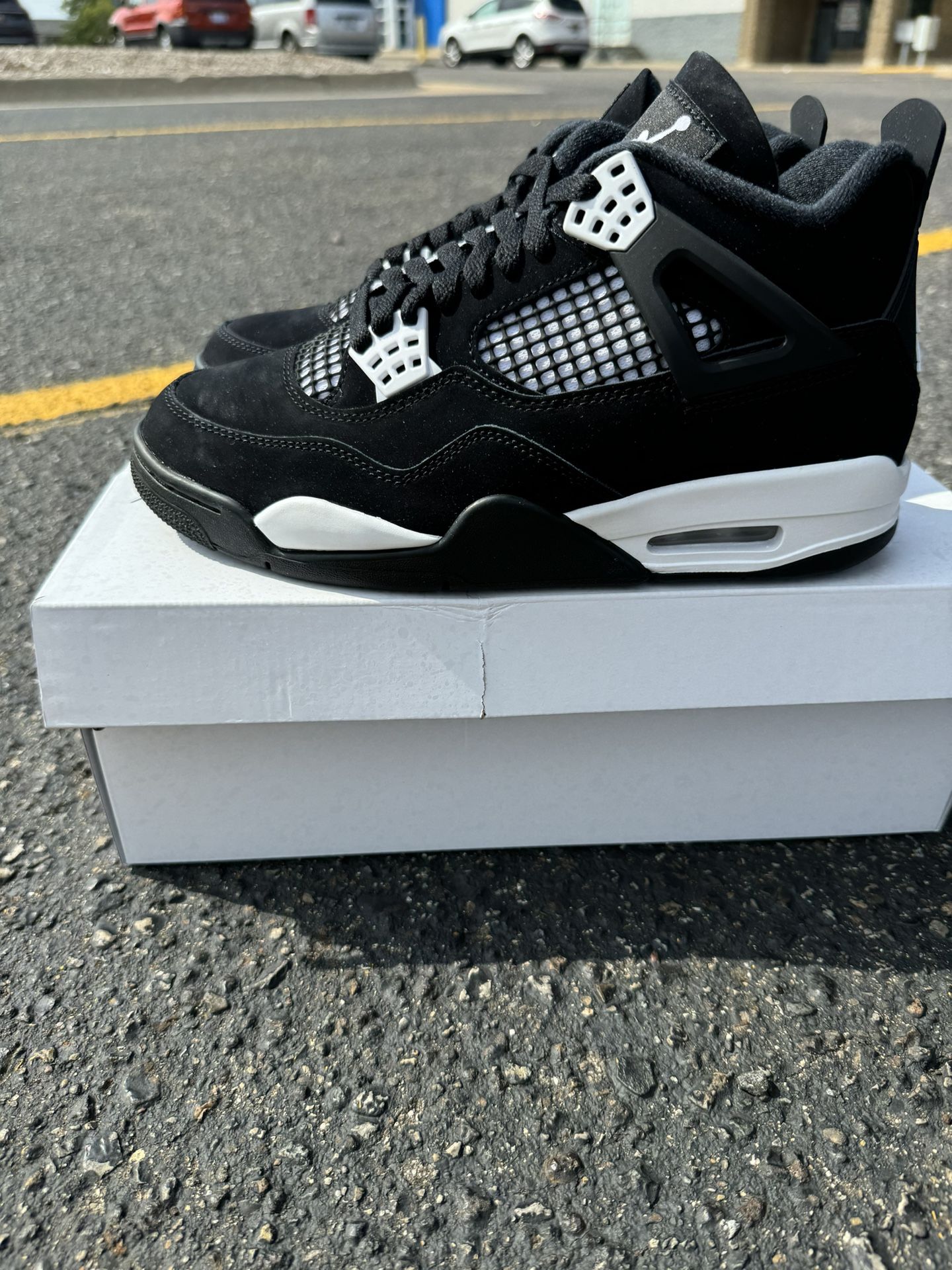 Jordan 4 White Thunder Sz 7.5,10,10.5,11,11.5 🔥🔥🔥🚨🚨🚨