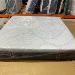 Like New King Size Novaform Memory Foam Mattress 