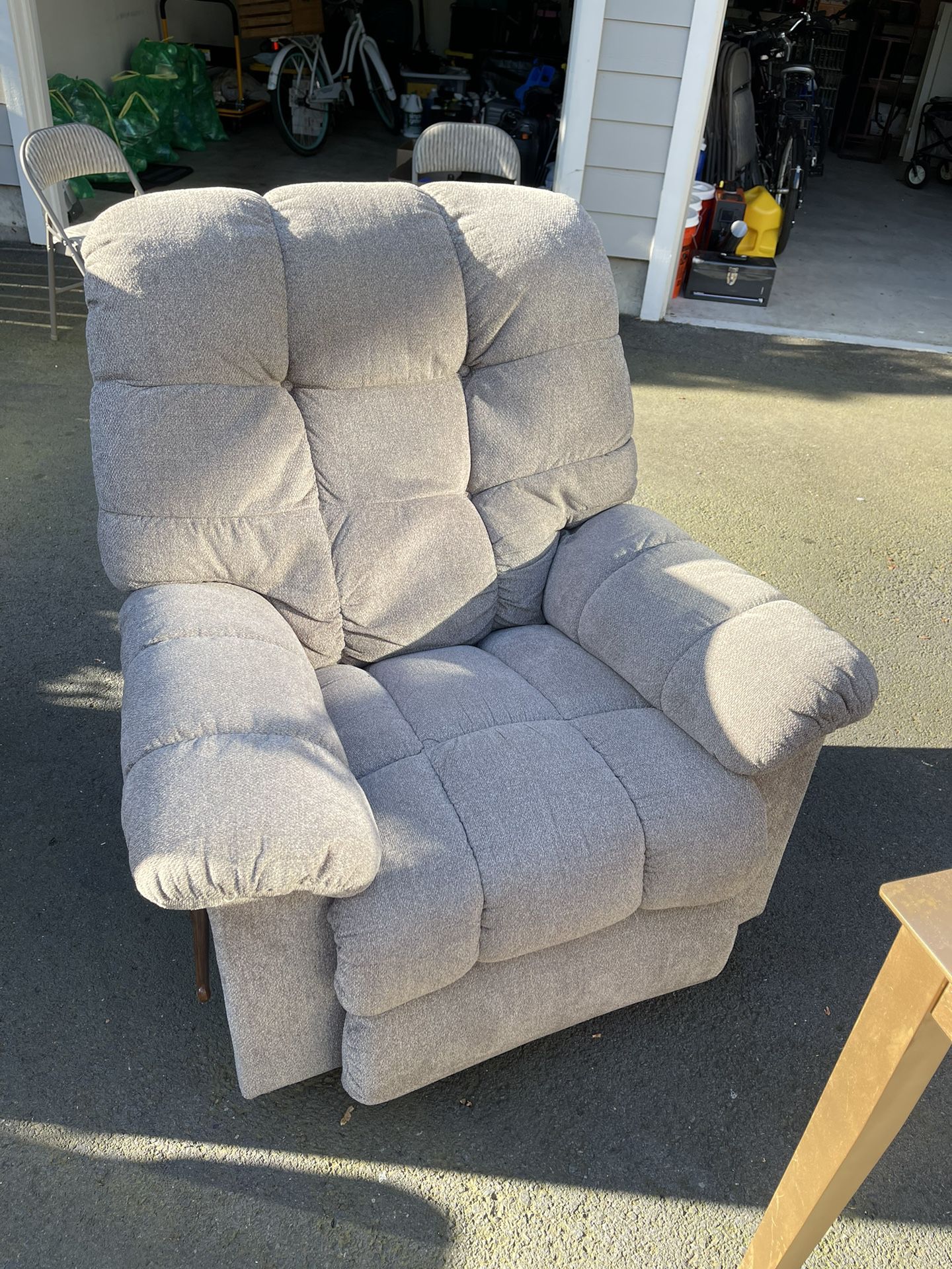 Set Of 2 LA Z Boy recliners. Taupe/tan Color. Chairs. 