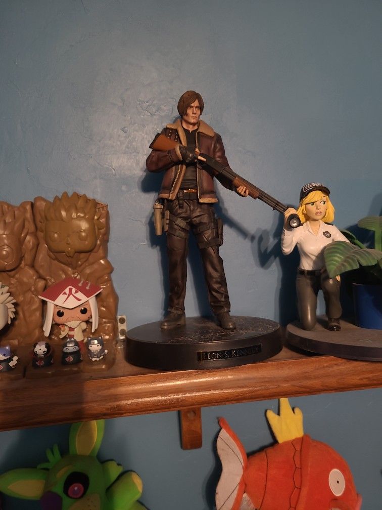 Resident Evil 4 Remake Leon Statue