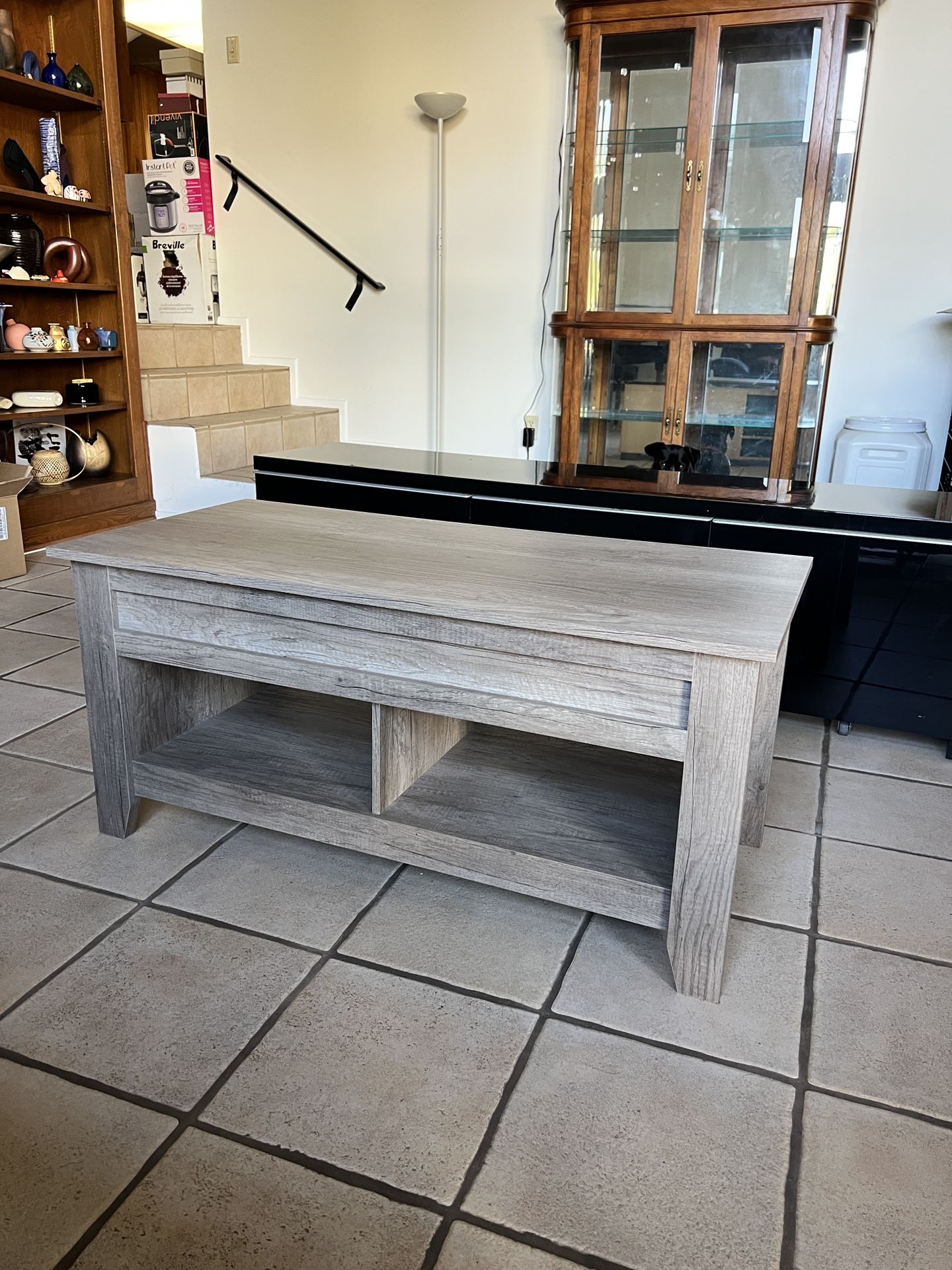 Modern Coffee Table with Hidden Storage – Great Condition!