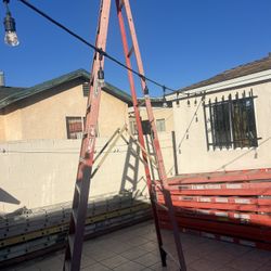 Escalera de 14 pies de fibra de vidrio casi nueva