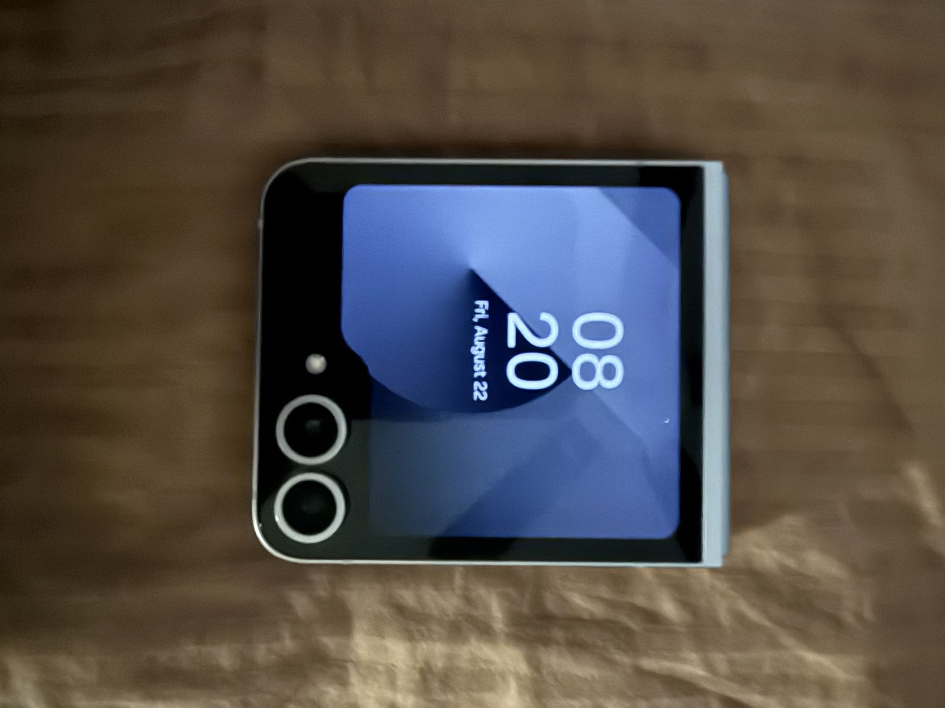 GALAXY Z6 FLIP EXCELLENT AS NEW $550