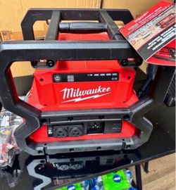 Milwaukee M18 18V Lithium-Ion Cordless 3600-Watt/1800-Watt Battery Powered Power Supply