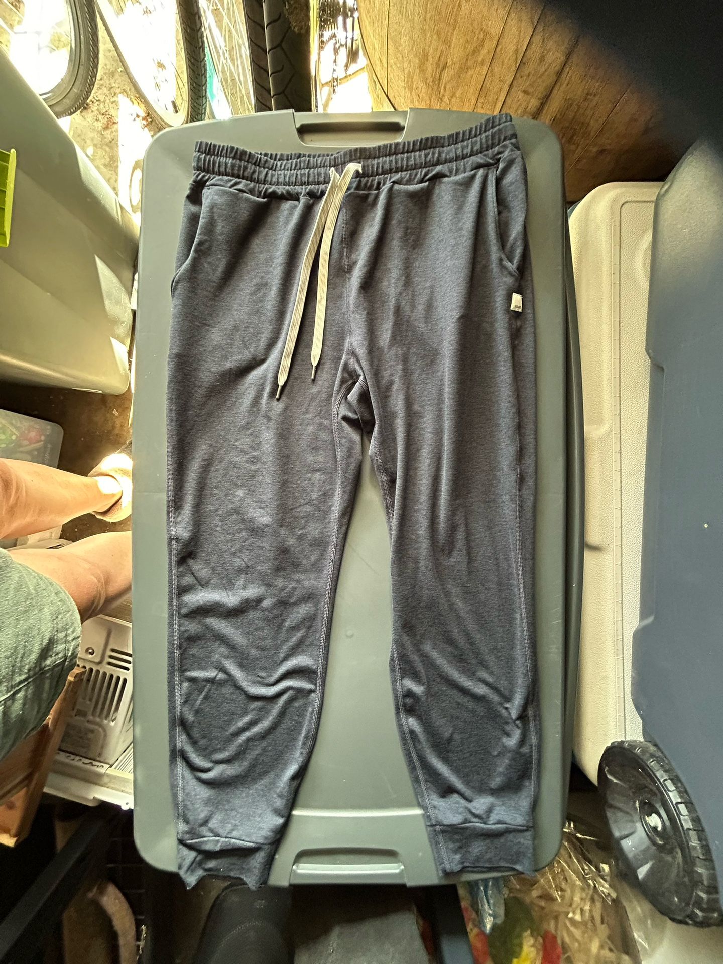 Vuori women joggers size medium as is condition