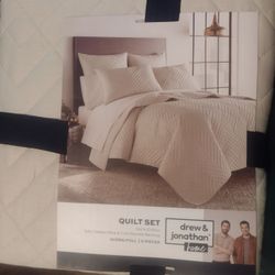 Dos Almuadas Cuadradas  Y Cover  Nuevos Pido 45.00 Por Todo.