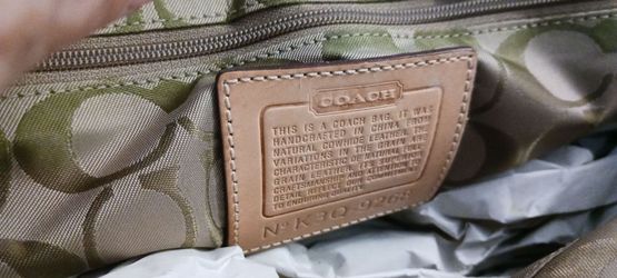 Cartera nueva el color es como se aprecia en las foto.