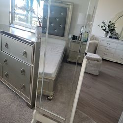 Mirror vanity  jewelry storage 
